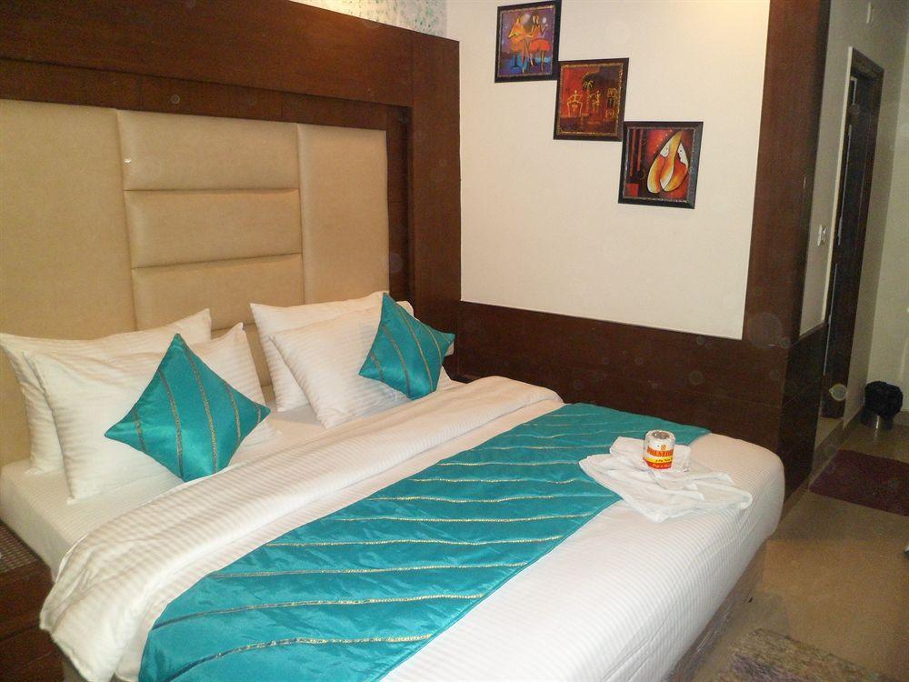 Hotel Shelton Nowe Delhi Zewnętrze zdjęcie