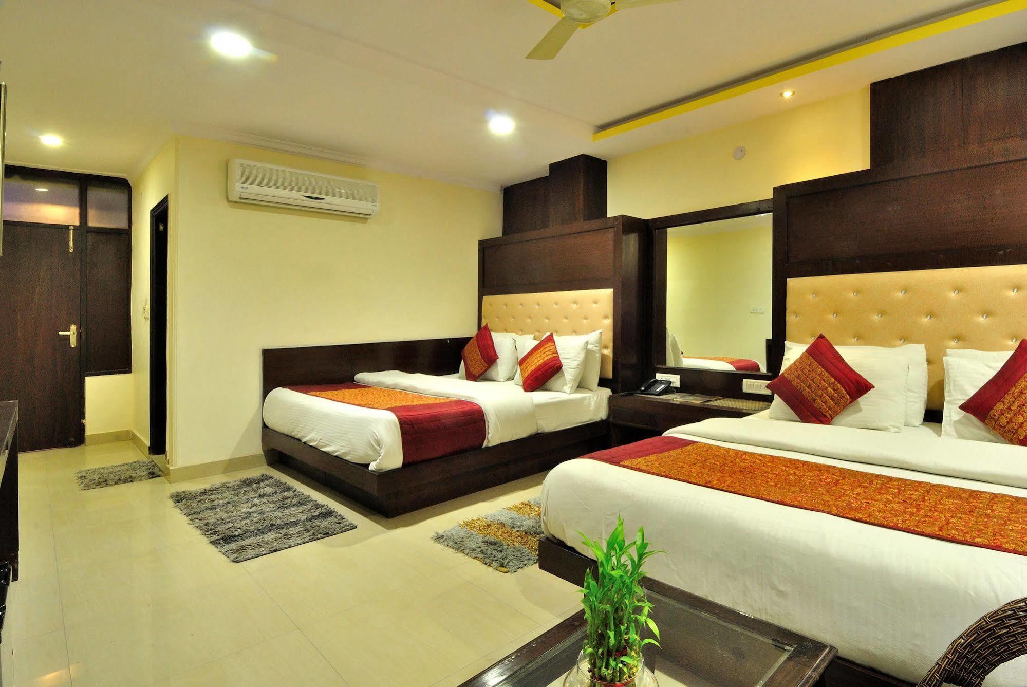 Hotel Shelton Nowe Delhi Zewnętrze zdjęcie
